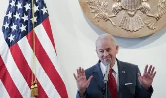 Embajador Johnson advierte: Sin transparencia, proyectos como Mexinol no pueden prosperar