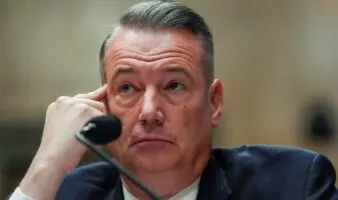 Renuncia el director de ICE y supervisor de las deportaciones masivas de Trump