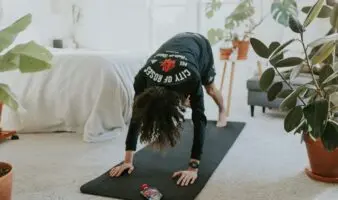 Seguir entrenamientos virales de TikTok puede favorecer lesiones musculares y articulares, advierte experto