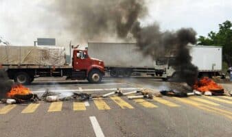 CNTE denuncia agresión armada durante bloqueo en Mitla