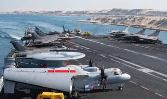 Francia acerca portaaviones al Estrecho de Ormuz tras ataque a buque