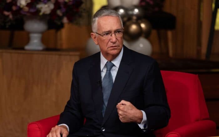 Demanda en EE.UU. salpica a TV Azteca por préstamo de 290 mdd con banco vinculado a asesor venezolano de Bukele