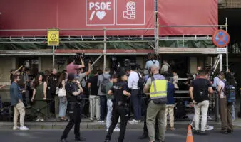 La Guardia Civil española acude a la sede del PSOE para investigar presuntos pagos ilegales