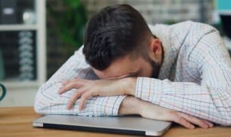 Trabajar a turnos afecta tu salud física y mental: médico