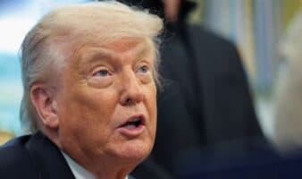 Trump habría suspendido escolta de buques en Ormuz por presión de Arabia Saudí, según NBC