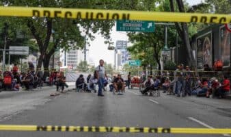 CNTE bloquea Reforma con tres células de maestros y amenaza con plantarse en esa avenida