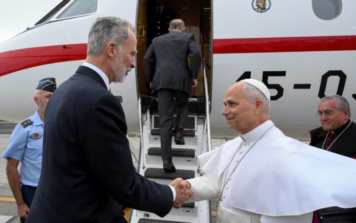 Avería aérea obliga al Papa León XIV a viajar en avión del rey de España