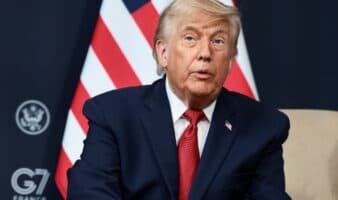 Trump defiende aranceles y dice que detuvo "ocho guerras" gracias a ellos