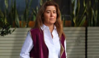 Catalina Gómez Ángel, la voz colombiana en las guerras del mundo, recibe el Reconocimiento a la Excelencia del Premio Gabo