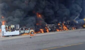 Explota pipa de combustible en la carretera Cárdenas-Coatzacoalcos
