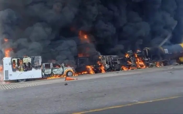 Explota pipa de combustible en la carretera Cárdenas-Coatzacoalcos