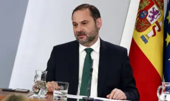 Condenan a 24 años de cárcel a exministro español por irregularidades en compra de cubrebocas