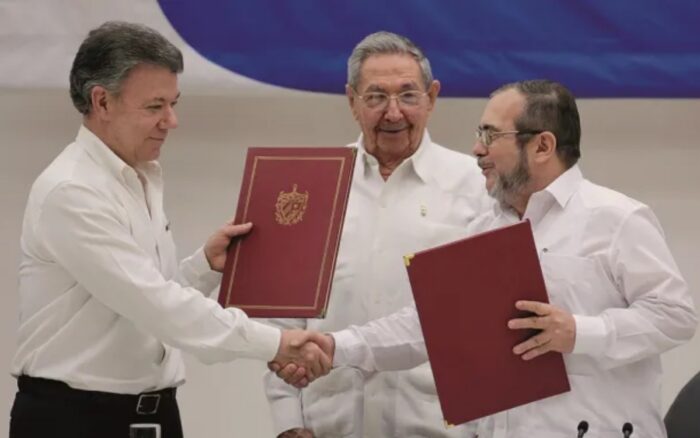 Colombia: exjefes de FARC piden preservar acuerdo de paz