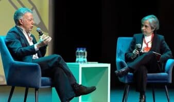 Juan Manuel Santos y Carmen Aristegui dialogan sobre el deterioro de la democracia en el mundo