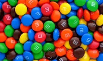 ¿Adiós a los colorantes sintéticos? M&M’s y Skittles estrenan nuevas versiones en EE.UU.