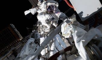 La NASA advierte que microbios humanos podrían 'invadir' el polo sur de la Luna
