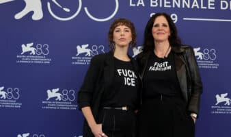 Laura Poitras abandera en Venecia el lema 'Fuck ICE': 'El migrante vive con miedo en EE.UU.'