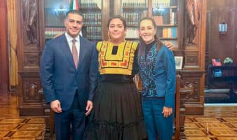 Diseñadora muxe Elvis Guerra se reúne con Sheinbaum y García Harfuch tras ataque a su casa