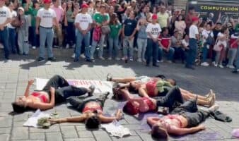 Estudiantes irrumpen en desfile del 16 de septiembre en Cuernavaca; exigen justicia por feminicidios
