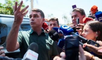 Flávio Bolsonaro visita a su padre en prisión domiciliaria a 12 días del balotaje en Brasil