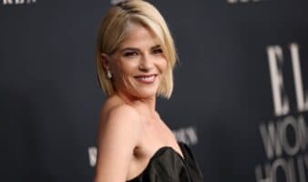 Detienen a la actriz Selma Blair: golpeó y mordió a trabajadores e intentó abrir puerta de avión en pleno vuelo