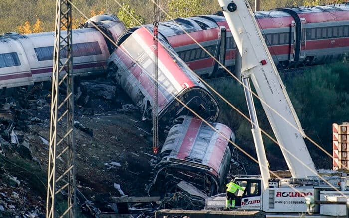 Ascienden a 69 los fallecidos por choque de trenes en España; Sánchez promete esclarecer 'hasta el último detalle'