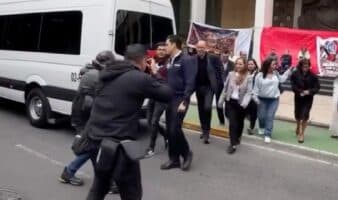 Trabajadores del IMSS echan a políticos panistas de protesta