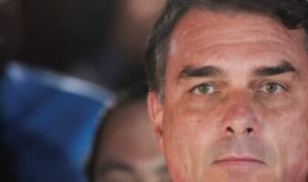 Flavio Bolsonaro se declara 'líder de Brasil' y habla de 'repugnante fraude electoral'