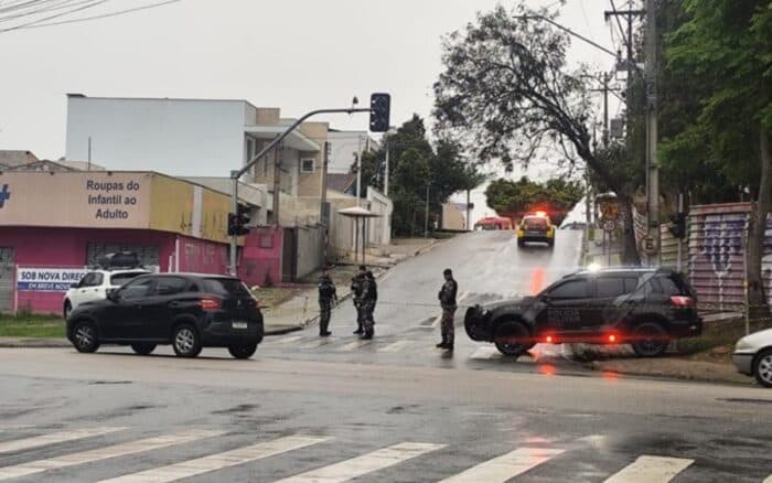 Hombre armado toma como rehenes a menores de una escuela en Brasil