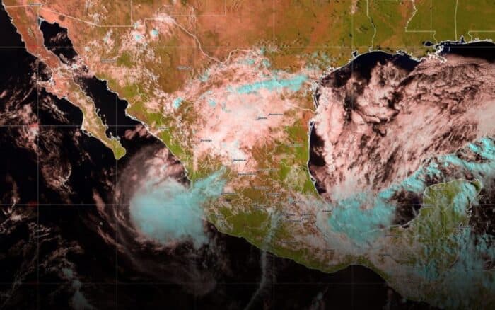 Huracán Trudy y un frente frío amenazan con fuertes lluvias y oleaje a México