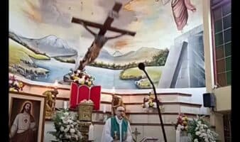 Sacerdote muere tras caerle una cruz en plena misa transmitida en vivo en Ecuador