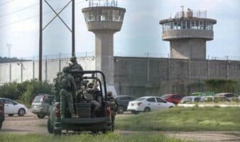Separan a director de penal de Mazatlán tras riñas que dejaron 12 muertos